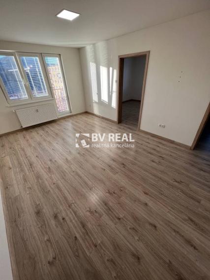 BV REAL Na predaj prerobený 3 izbový byt Handlová FM2441