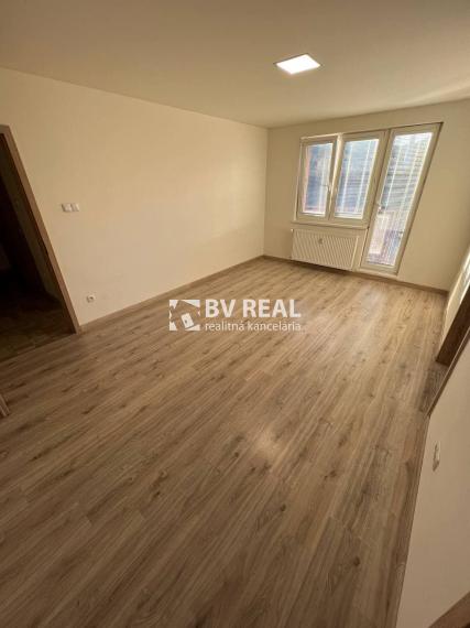 BV REAL Na predaj prerobený 3 izbový byt Handlová FM2441