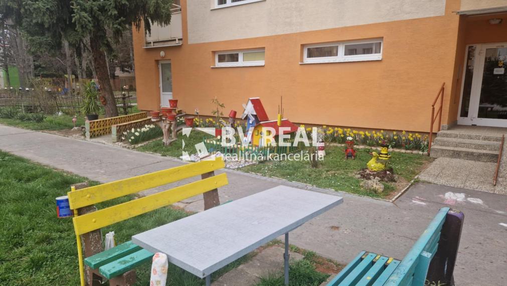 BV REAL Na predaj prerobený 3 izbový byt Prievidza FM2382
