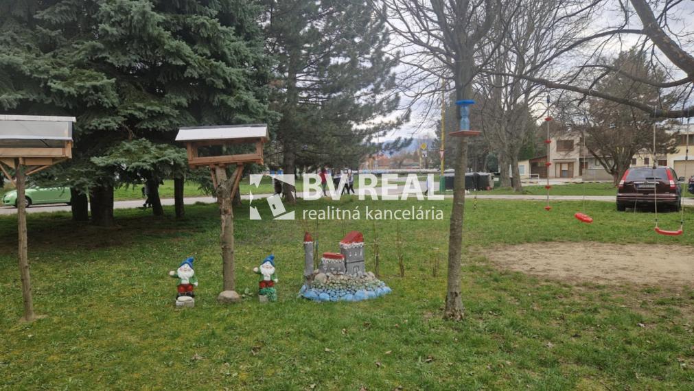 BV REAL Na predaj prerobený 3 izbový byt Prievidza FM2382