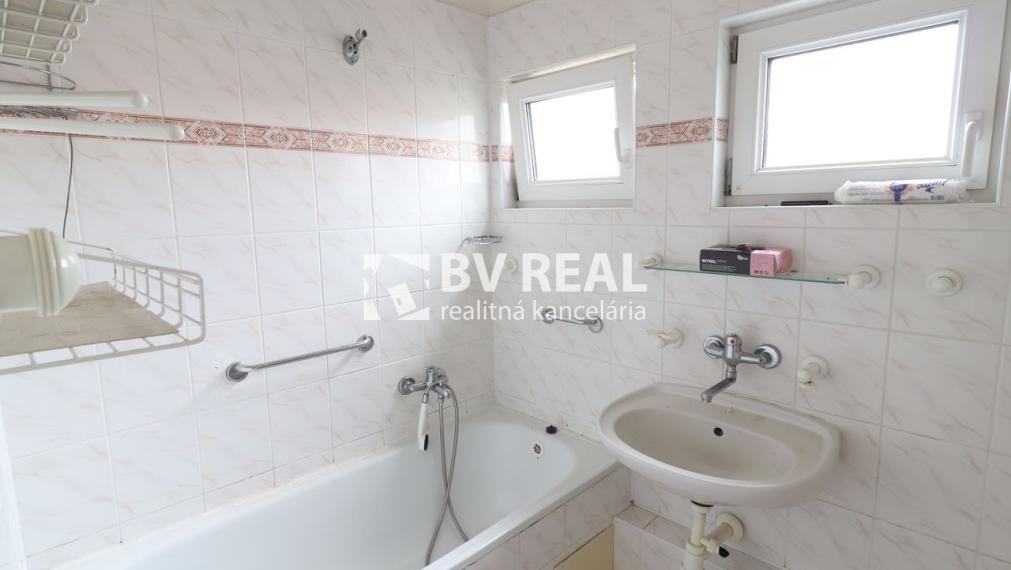 BV REAL Na predaj rodinný dom Lehota pod Vtáčnikom BV6001