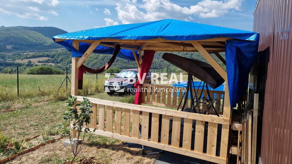 BV REAL Na predaj pozemok 1245 m2 s chatkou Nevidzany FM2107