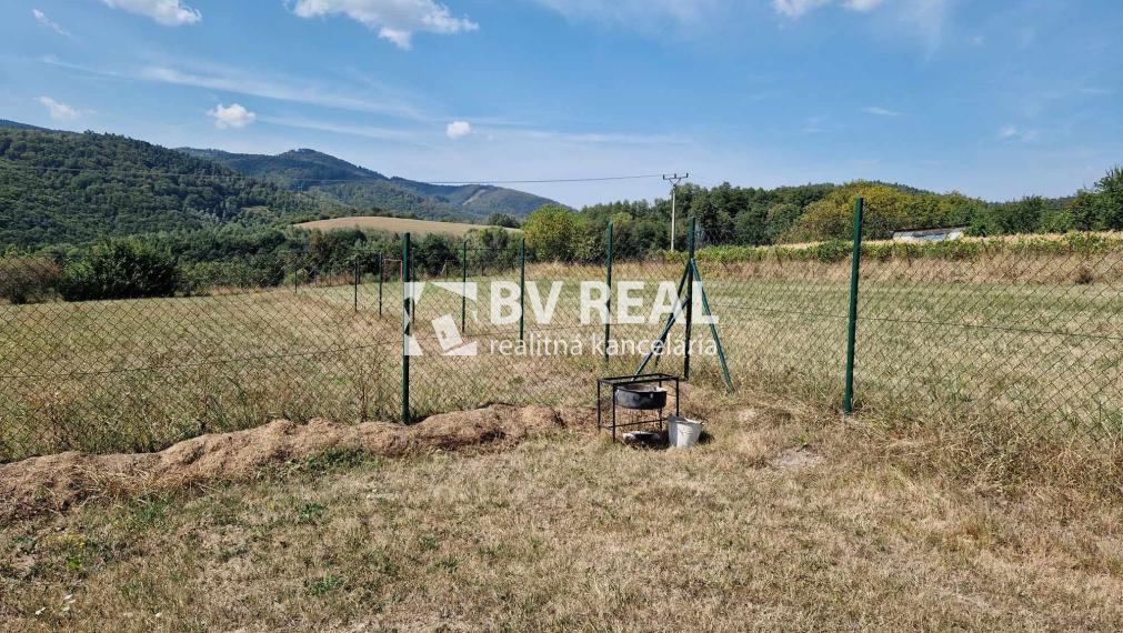 BV REAL Na predaj pozemok 1245 m2 s chatkou Nevidzany FM2107