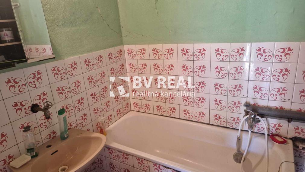 BV REAL Predaj rodinný dom a pozemok 1359 m2 Bystričany FM2404