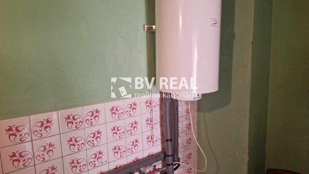 BV REAL Predaj rodinný dom a pozemok 1359 m2 Bystričany FM2404