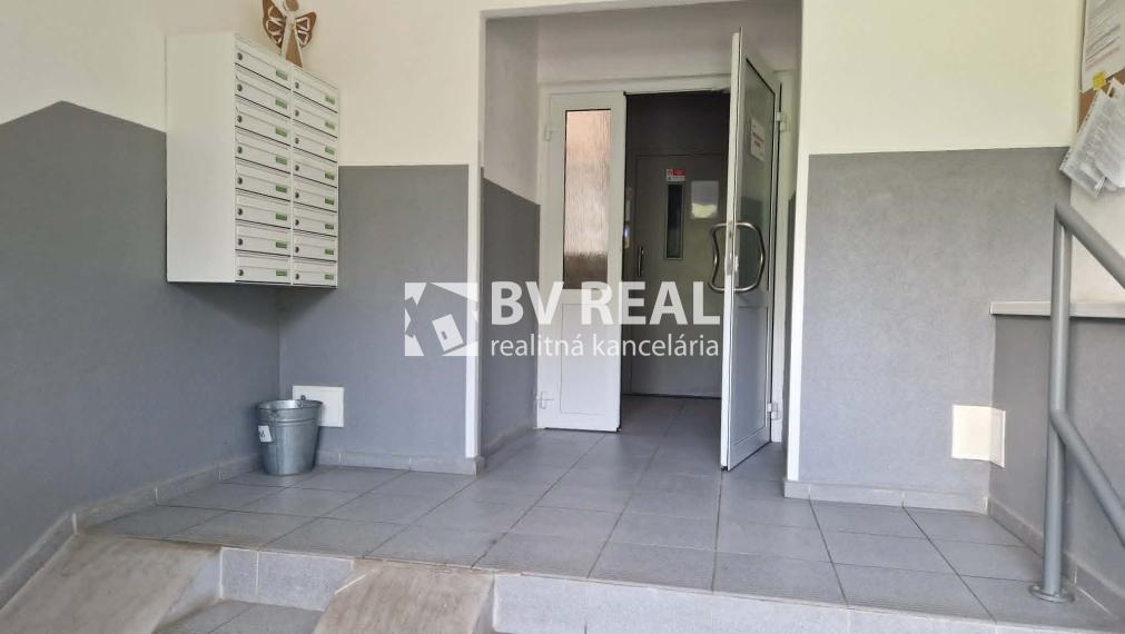BV REAL Na prenájom zariadený 2 izbový byt Prievidza FM2472