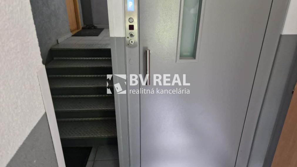 BV REAL Na prenájom zariadený 2 izbový byt Prievidza FM2472