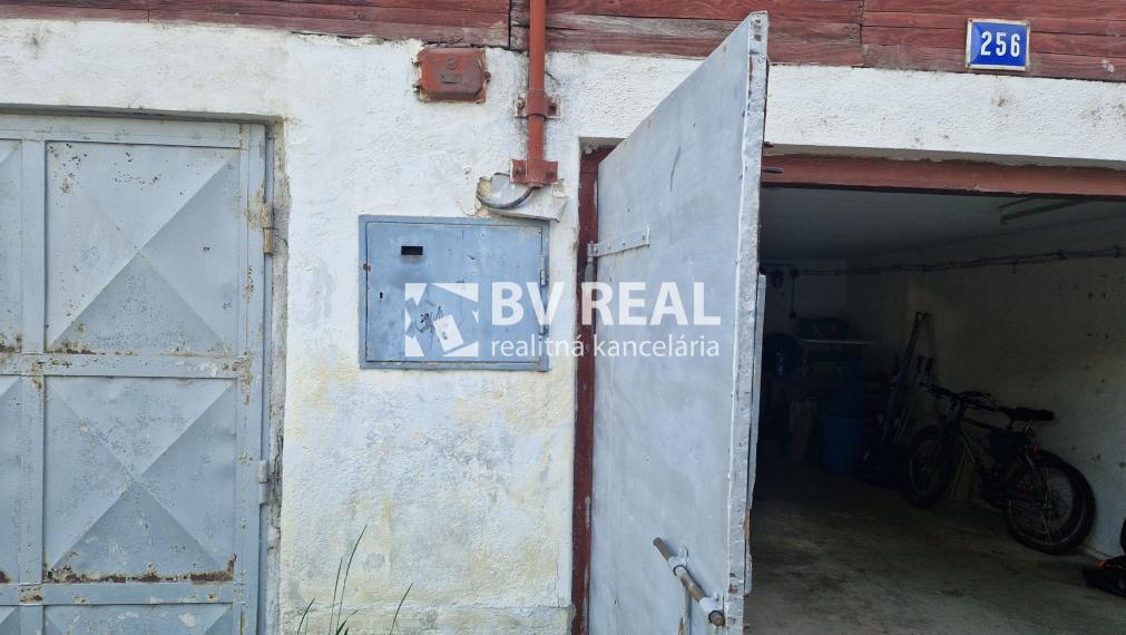 BV REAL Na predaj garáž 28 m2 s elektrikou Handlová FM2478