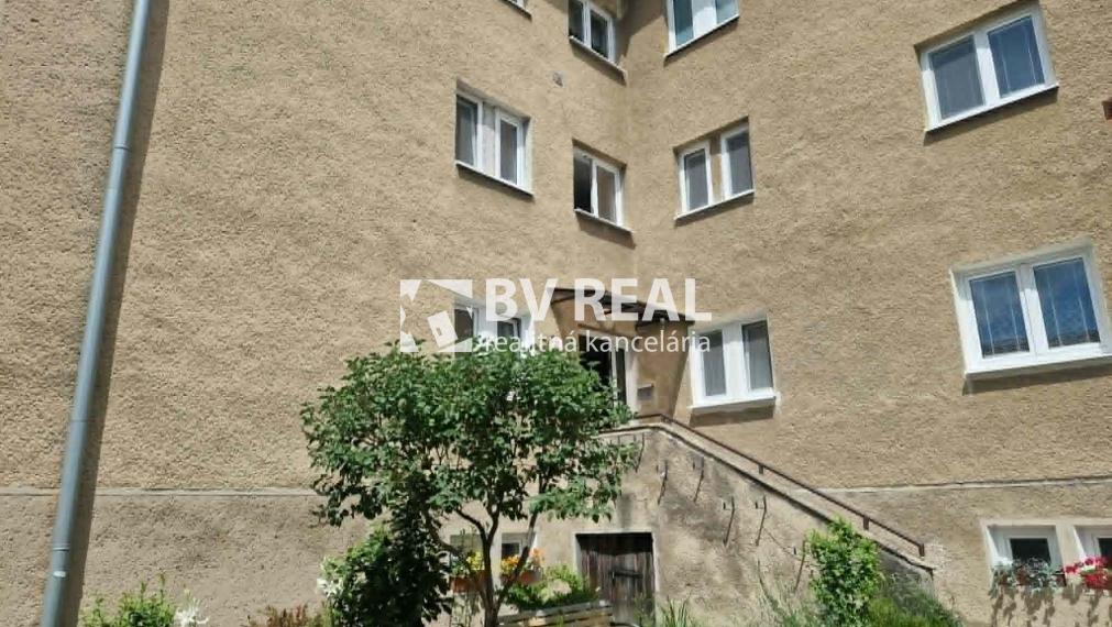 BV REAL Na predaj veľkometrážny 2 izbový byt Handlová FM2487