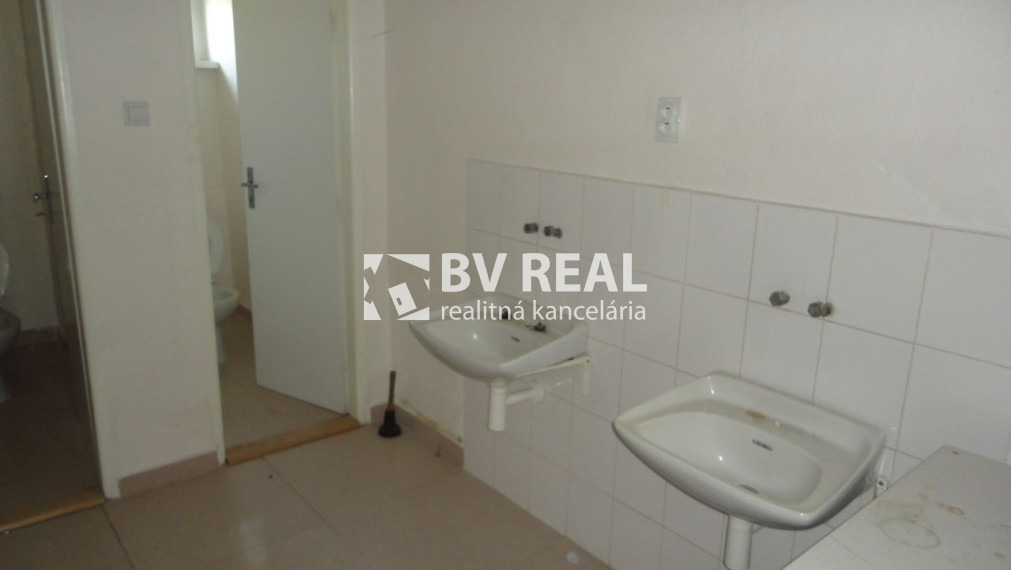 BV REAL na predaj administratívna budova Bojnice FM2259
