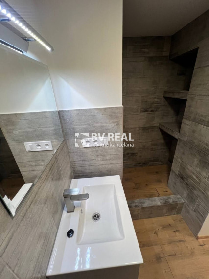 BV REAL Na predaj prerobený 2 izbový byt Handlová FM2495
