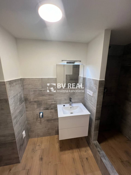 BV REAL Na predaj prerobený 2 izbový byt Handlová FM2495