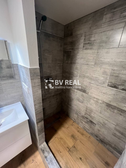BV REAL Na predaj prerobený 2 izbový byt Handlová FM2495