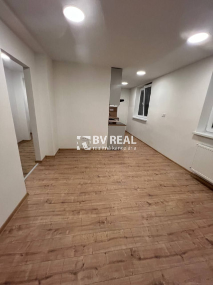 BV REAL Na predaj prerobený 2 izbový byt Handlová FM2495