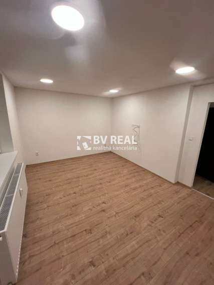 BV REAL Na predaj prerobený 2 izbový byt Handlová FM2495