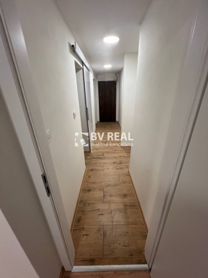 BV REAL Na predaj prerobený 2 izbový byt Handlová FM2495
