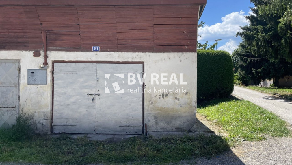 BV REAL Na predaj garáž 28 m2 s elektrikou Handlová FM2478