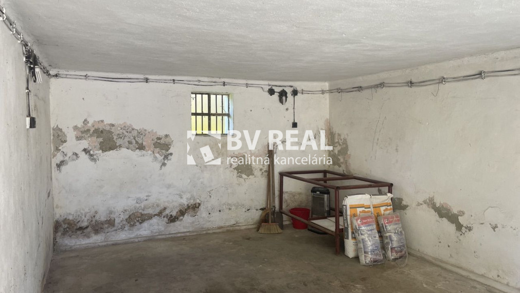 BV REAL Na predaj garáž 28 m2 s elektrikou Handlová FM2478