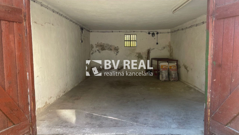 BV REAL Na predaj garáž 28 m2 s elektrikou Handlová FM2478