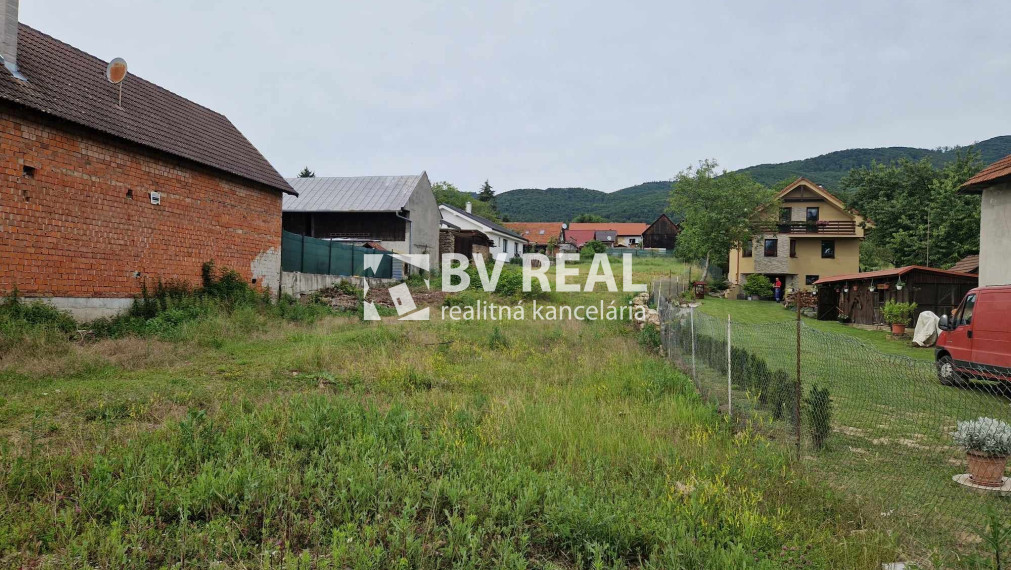 BV REAL Na predaj pozemok na stavbu rod.domu Ráztočno FM2062