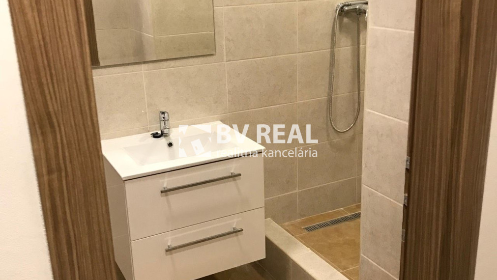 BV REAL Na predaj prerobený 2 izbový byt Handlová FM2515