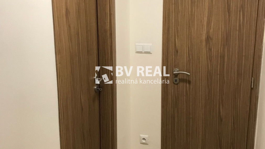 BV REAL Na predaj prerobený 2 izbový byt Handlová FM2515