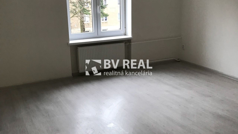 BV REAL Na predaj prerobený 2 izbový byt Handlová FM2515