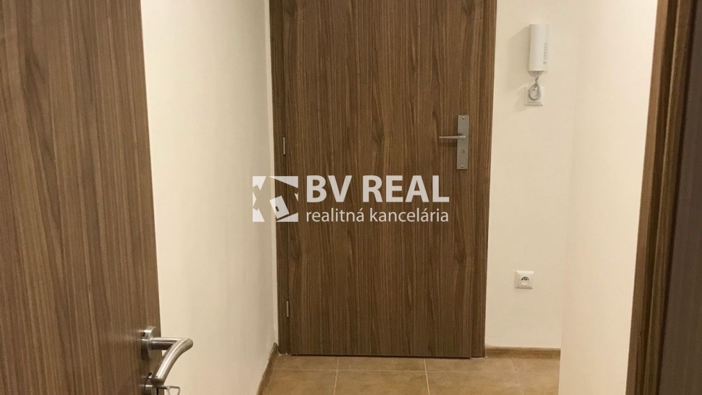 BV REAL Na predaj prerobený 2 izbový byt Handlová FM2515