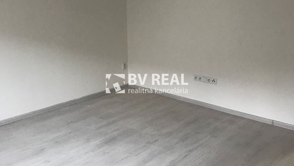 BV REAL Na predaj prerobený 2 izbový byt Handlová FM2515