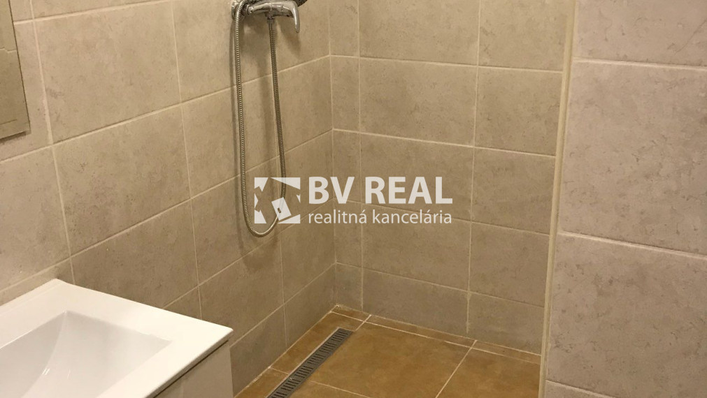 BV REAL Na predaj prerobený 2 izbový byt Handlová FM2515