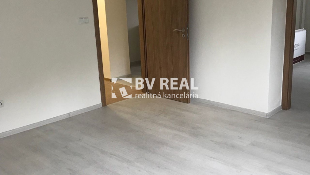 BV REAL Na predaj prerobený 2 izbový byt Handlová FM2515