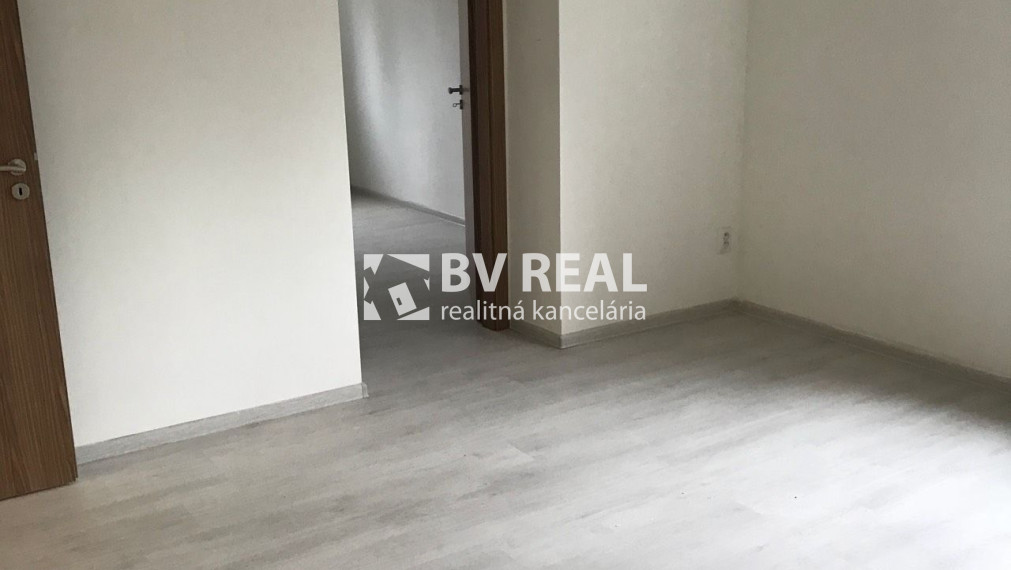 BV REAL Na predaj prerobený 2 izbový byt Handlová FM2515