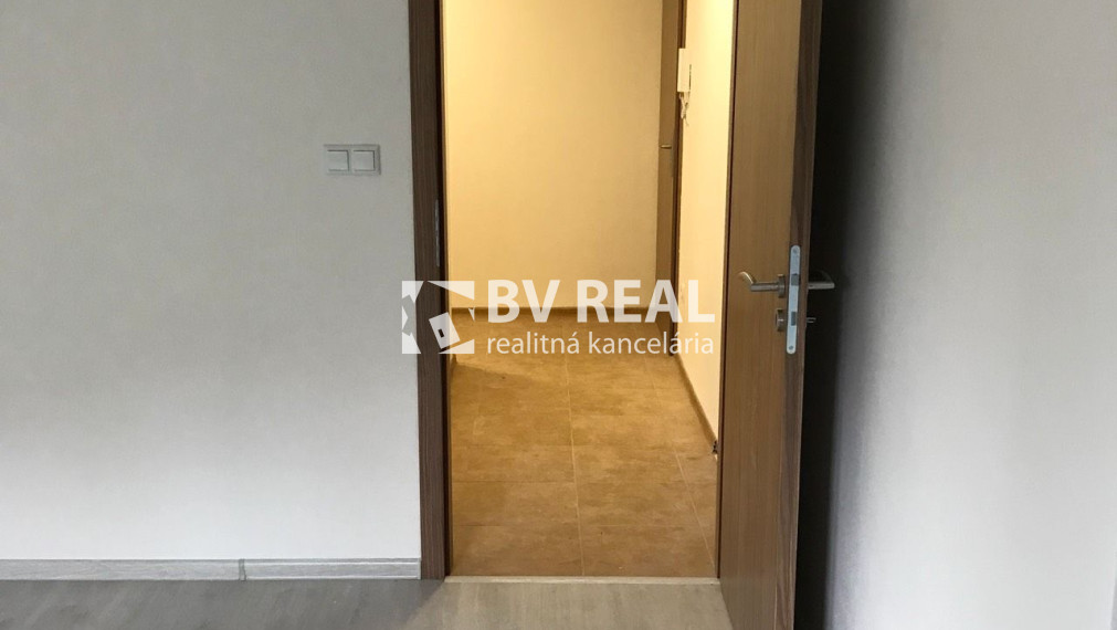 BV REAL Na predaj prerobený 2 izbový byt Handlová FM2515