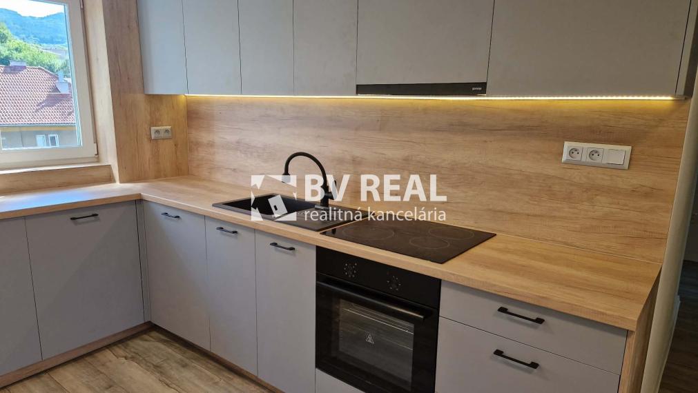 BV REAL Na predaj prerobený 2 izbový byt Handlová FM2516