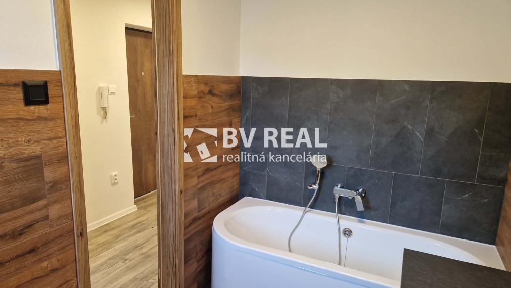 BV REAL Na predaj prerobený 2 izbový byt Handlová FM2516