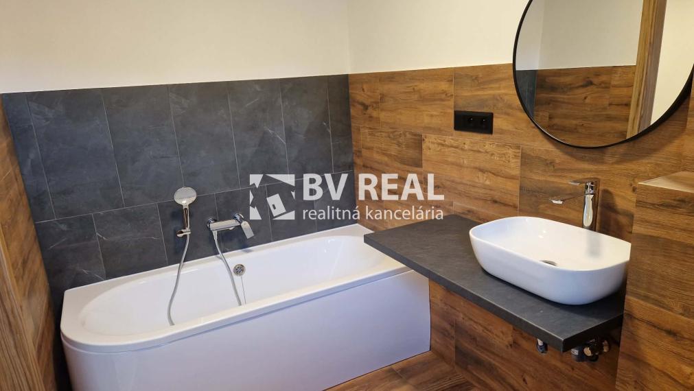 BV REAL Na predaj prerobený 2 izbový byt Handlová FM2516