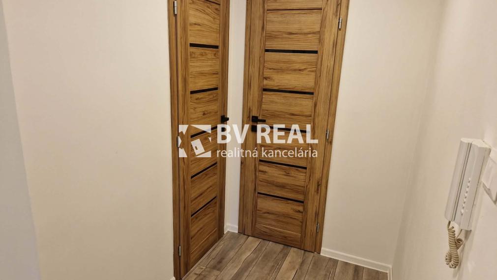 BV REAL Na predaj prerobený 2 izbový byt Handlová FM2516
