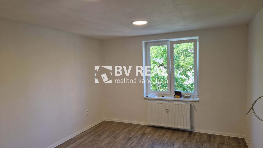 BV REAL Na predaj prerobený 2 izbový byt Handlová FM2516