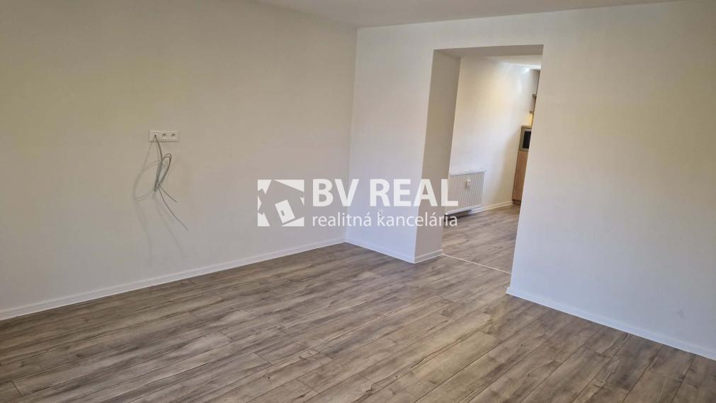 BV REAL Na predaj prerobený 2 izbový byt Handlová FM2516