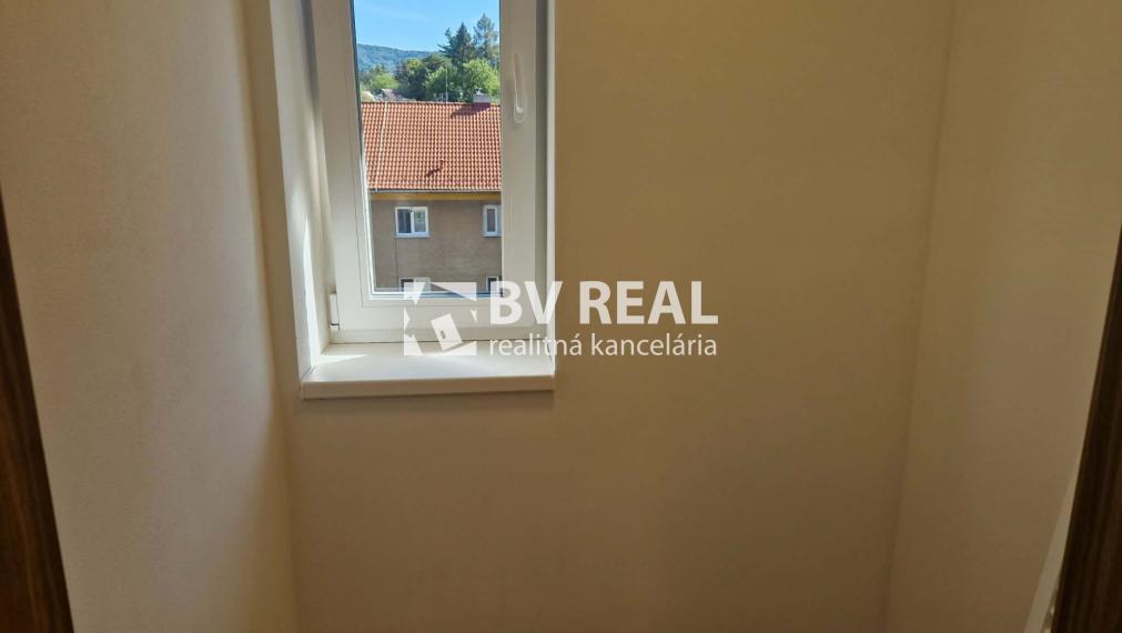 BV REAL Na predaj prerobený 2 izbový byt Handlová FM2516