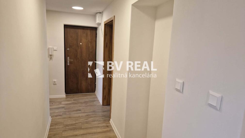 BV REAL Na predaj prerobený 2 izbový byt Handlová FM2516