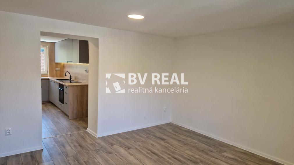 BV REAL Na predaj prerobený 2 izbový byt Handlová FM2516