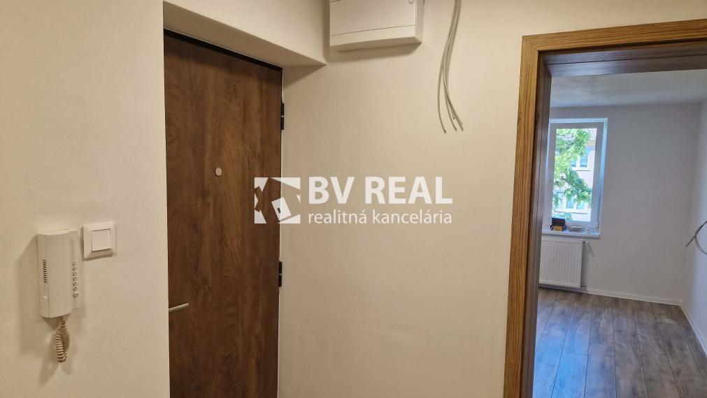 BV REAL Na predaj prerobený 2 izbový byt Handlová FM2516