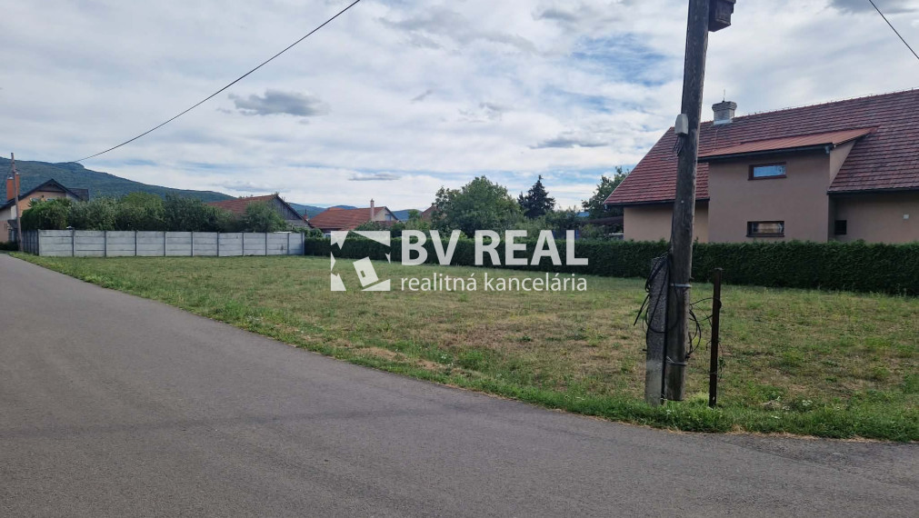 BV REAL Na predaj pozemok na rodinné domy Čereňany FM2517