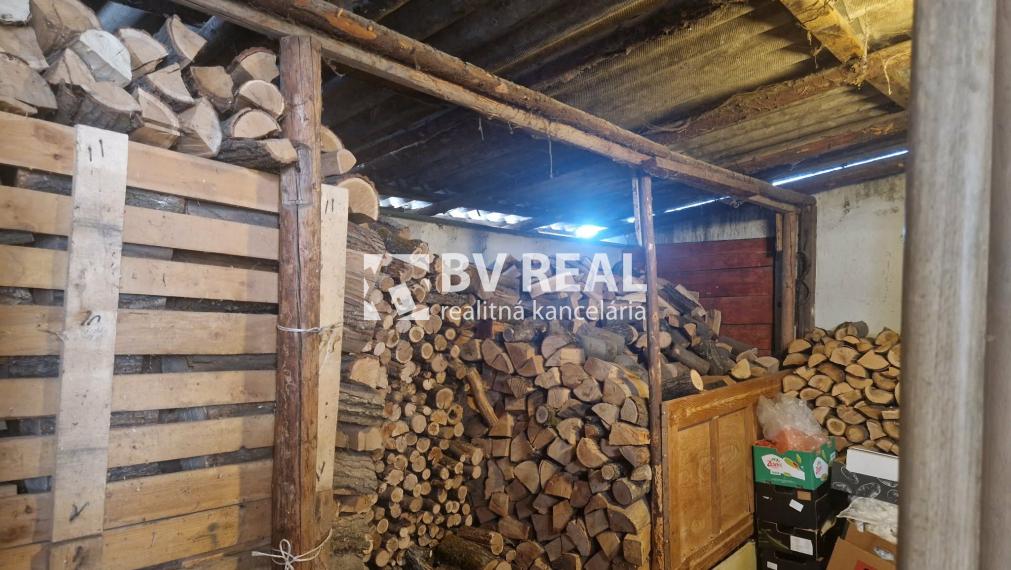 BV REAL Na predaj 3 izbový byt+garáž+záhrada Uhrovec FM2518