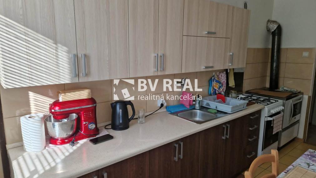 BV REAL Na predaj 3 izbový byt+garáž+záhrada Uhrovec FM2518