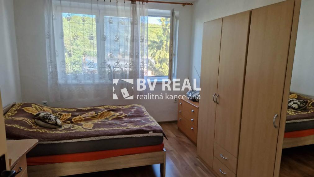 BV REAL Na predaj 3 izbový byt+garáž+záhrada Uhrovec FM2518
