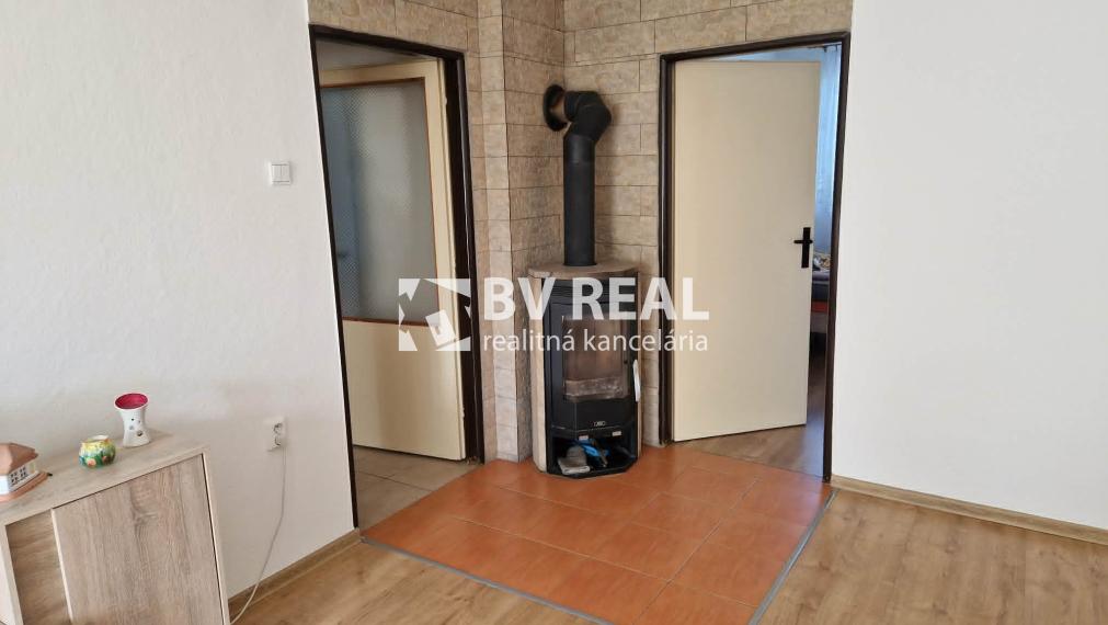 BV REAL Na predaj 3 izbový byt+garáž+záhrada Uhrovec FM2518