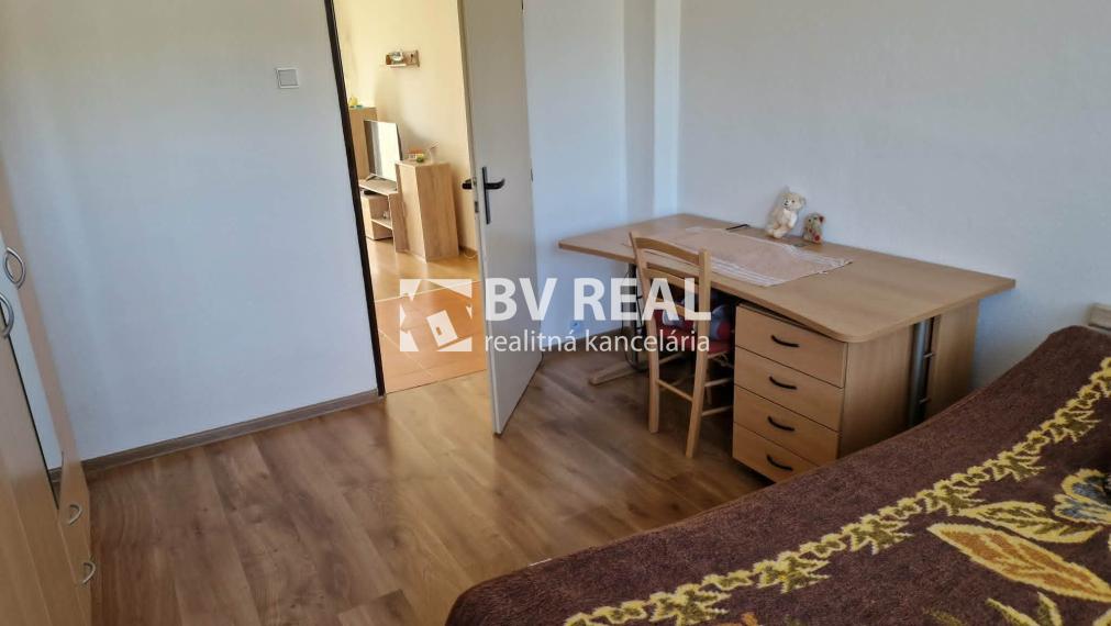 BV REAL Na predaj 3 izbový byt+garáž+záhrada Uhrovec FM2518