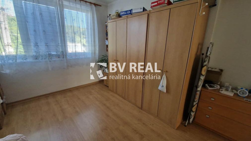 BV REAL Na predaj 3 izbový byt+garáž+záhrada Uhrovec FM2518